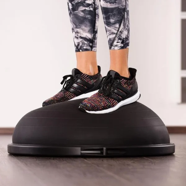 Bosu Balance-Ball Balance Trainer Pro Black Ø 65cm, Beidseitig Nutzbar, Mit Luftpumpe, Schwarz 4